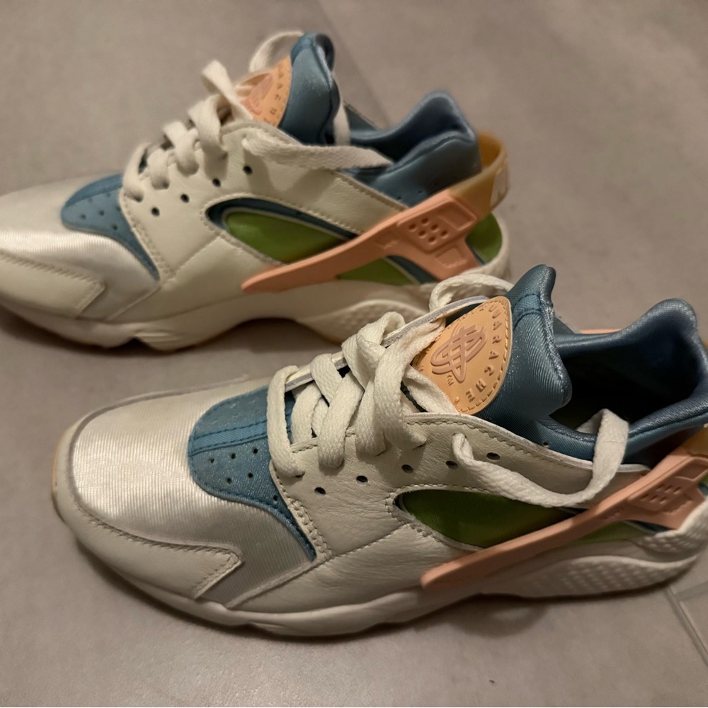 Women’s Nike Huarache SE Sail